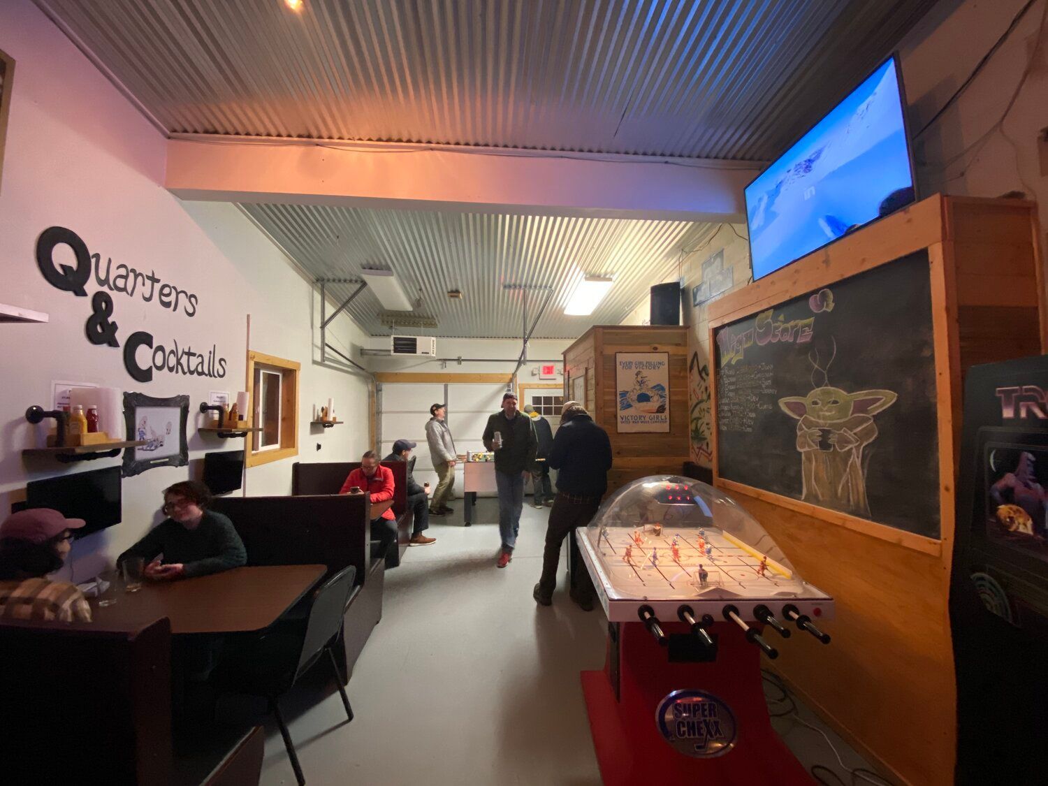A group of people are sitting at tables in a restaurant.