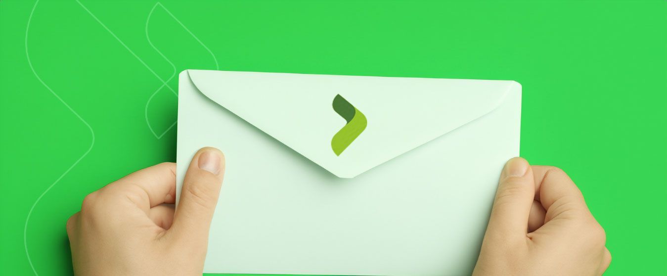 uma pessoa está segurando um envelope branco com uma seta verde.