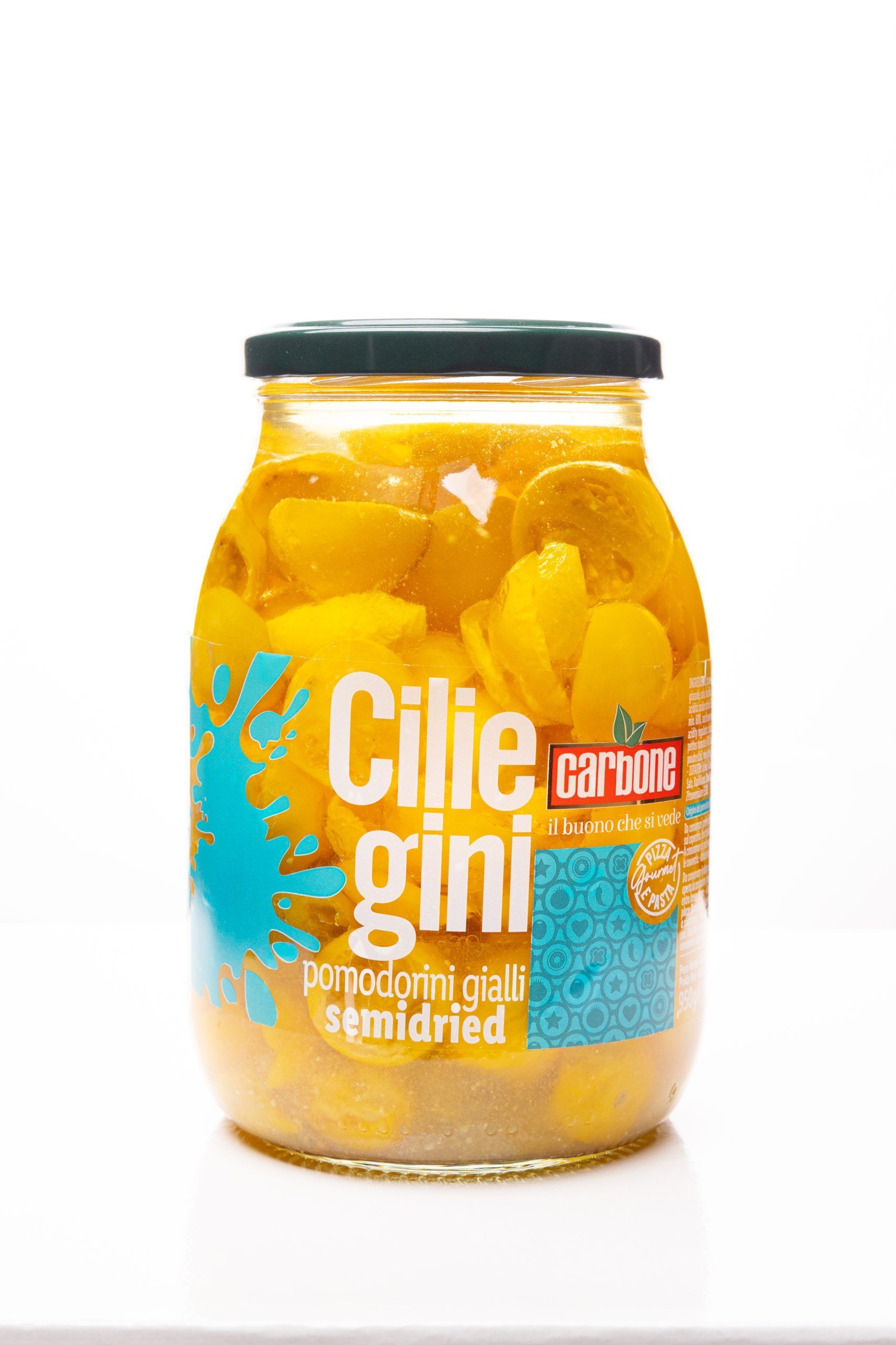 Un barattolo di cilie gini è appoggiato su un tavolo.