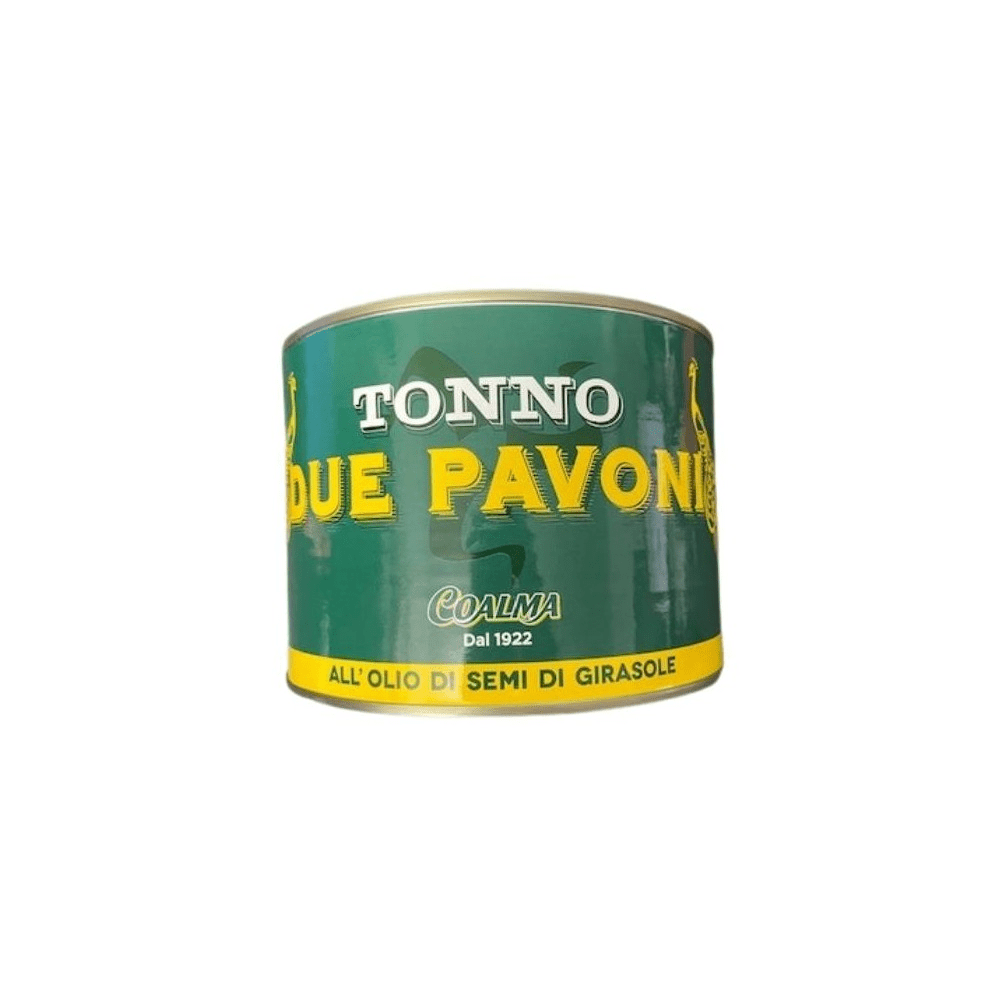 Una lattina verde di tonno due pavone su sfondo bianco