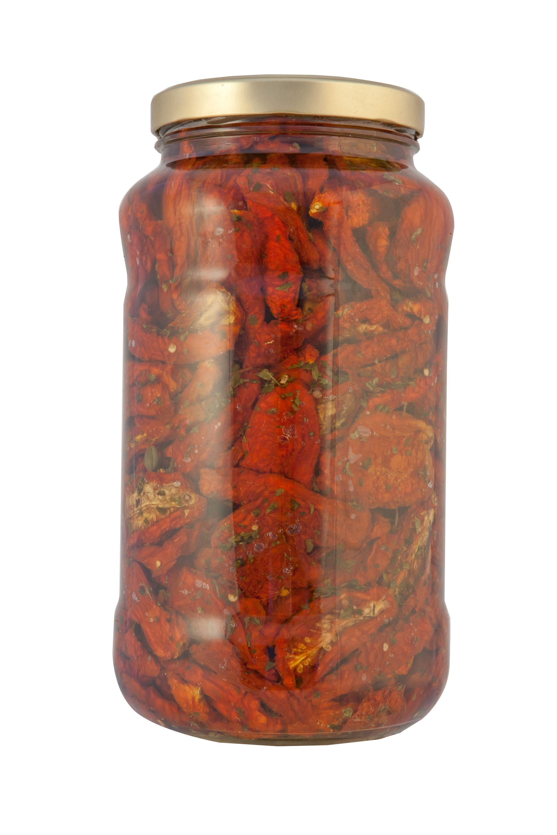 Un barattolo pieno di pomodori secchi su uno sfondo bianco.