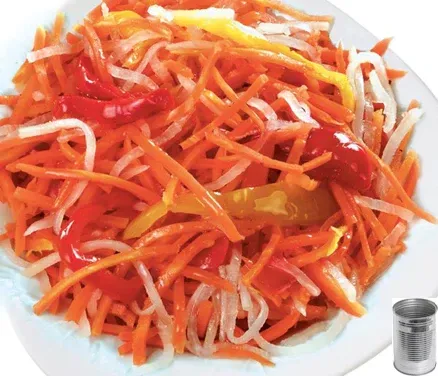 Un piatto di carote e peperoni accanto a una saliera