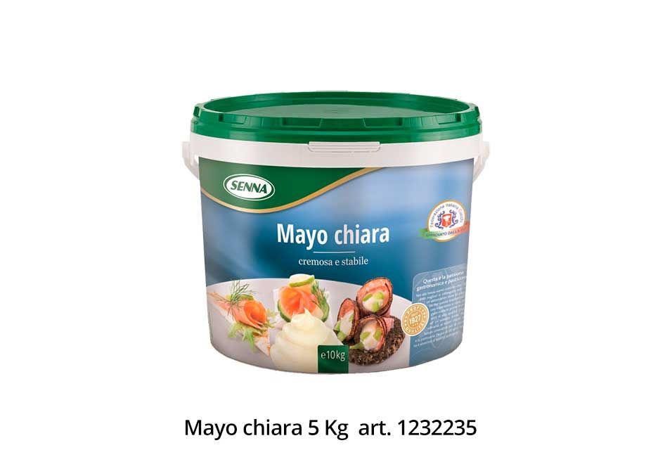 Un secchio di maionese con un coperchio verde su uno sfondo bianco.