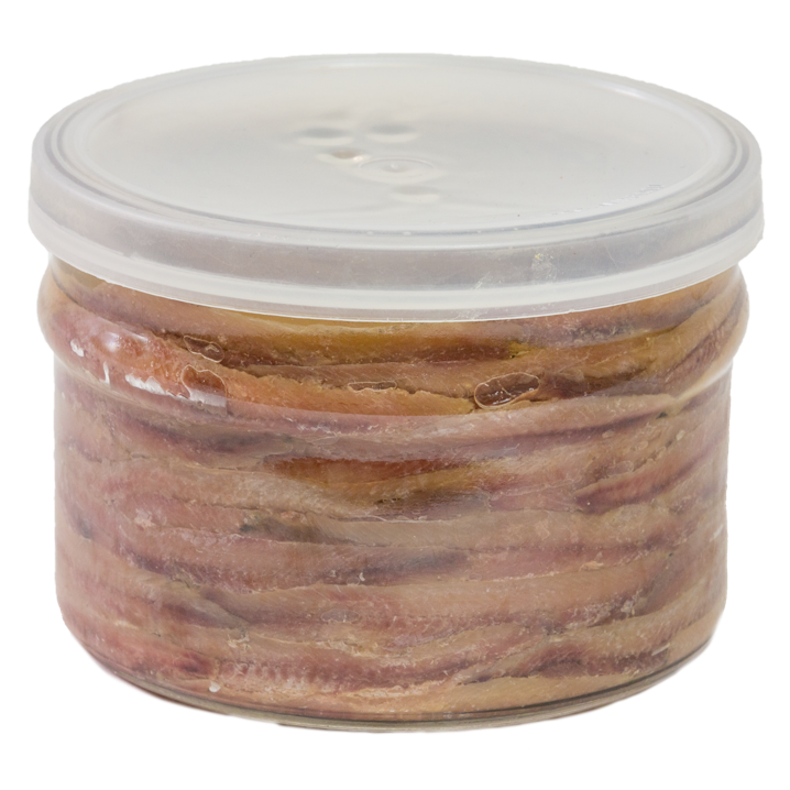 Un barattolo di acciughe con coperchio di plastica su sfondo bianco.