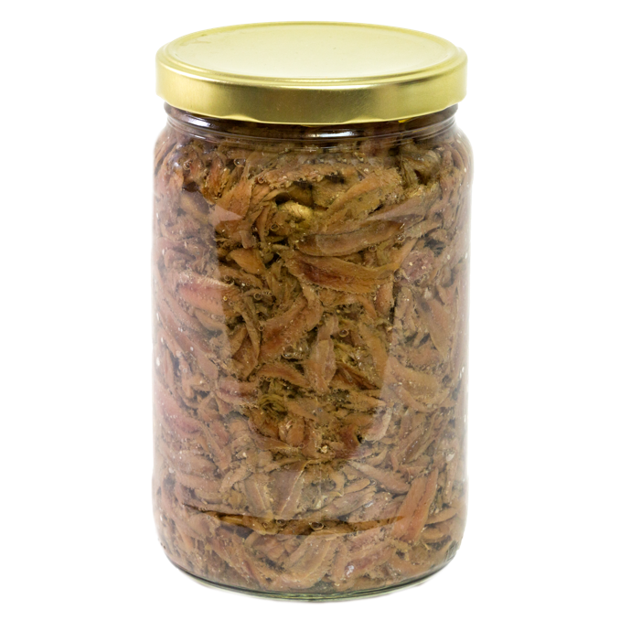 Un barattolo di acciughe con coperchio dorato su sfondo bianco.