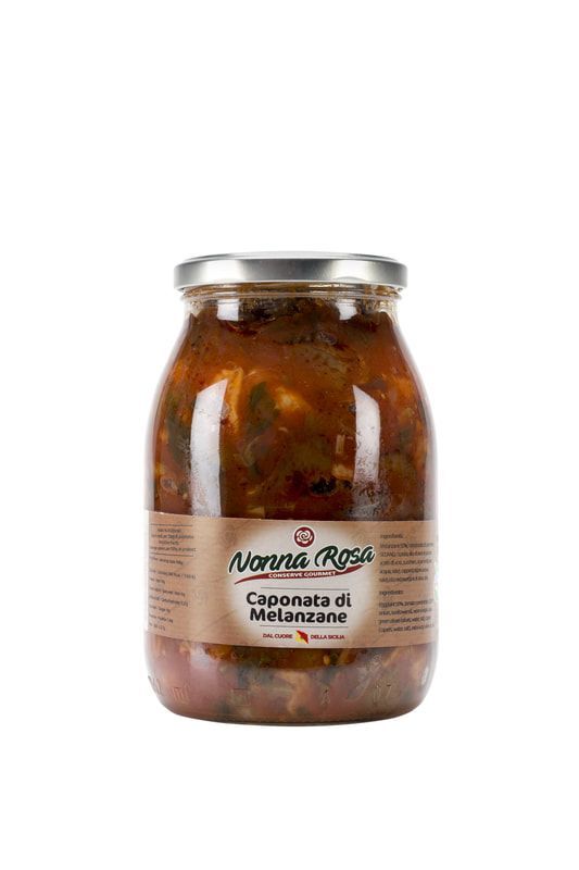 Un barattolo di salsa di pomodoro su uno sfondo bianco.