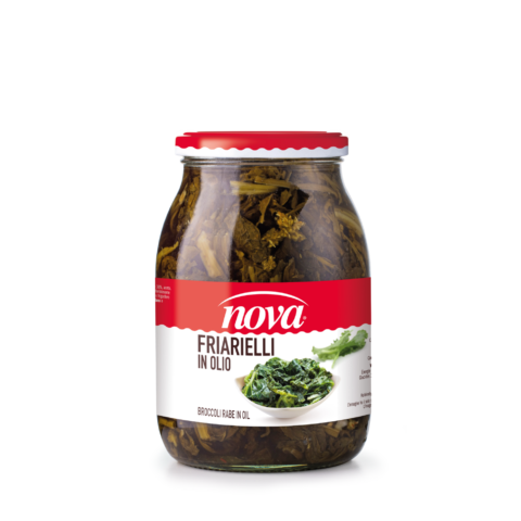 Un barattolo di nova friarielli in olio su fondo bianco