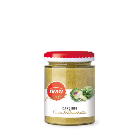 Un barattolo di salsa di carciofi con un coperchio rosso su uno sfondo bianco.