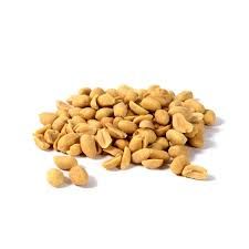 Un mucchio di arachidi su uno sfondo bianco.