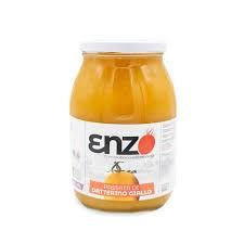 Un barattolo di salsa di pomodoro con un'etichetta bianca su uno sfondo bianco.