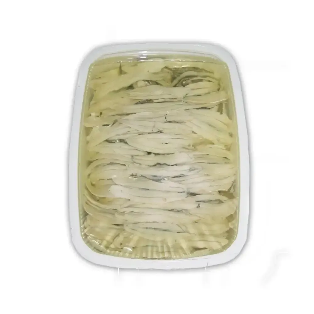 Un contenitore di plastica pieno di spaghetti su uno sfondo bianco.