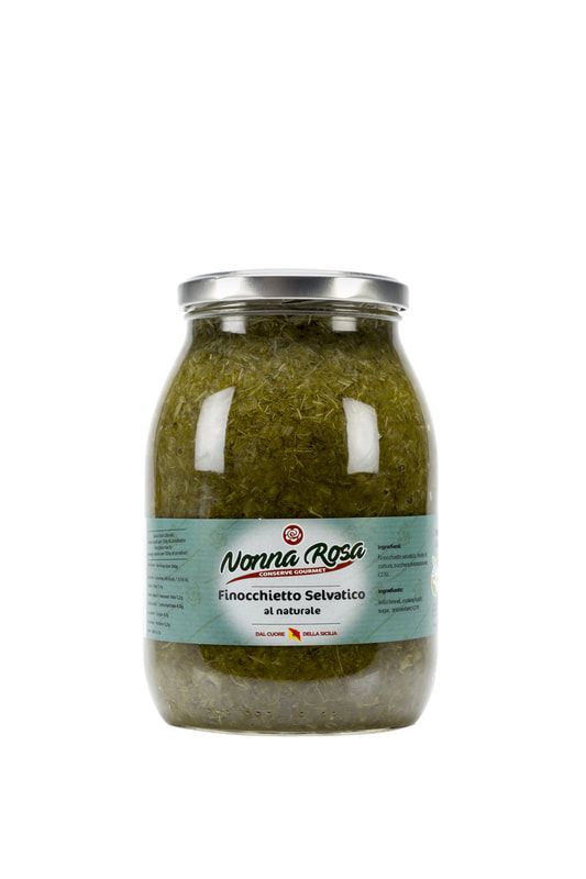Un barattolo di salsa verde su uno sfondo bianco.