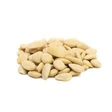 Un mucchio di mandorle sbucciate su uno sfondo bianco.