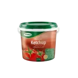 Un secchio di ketchup con sopra dei pomodori su uno sfondo bianco.