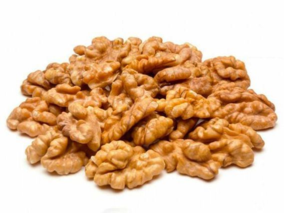 Un mucchio di noci su uno sfondo bianco.