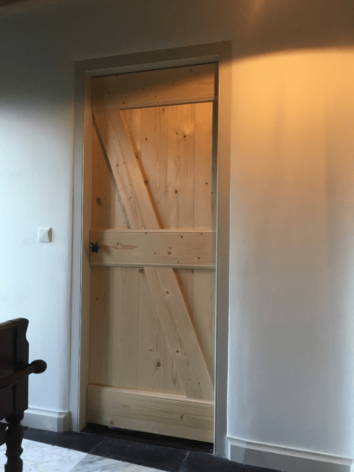 Kozijn met opgeklampte deur