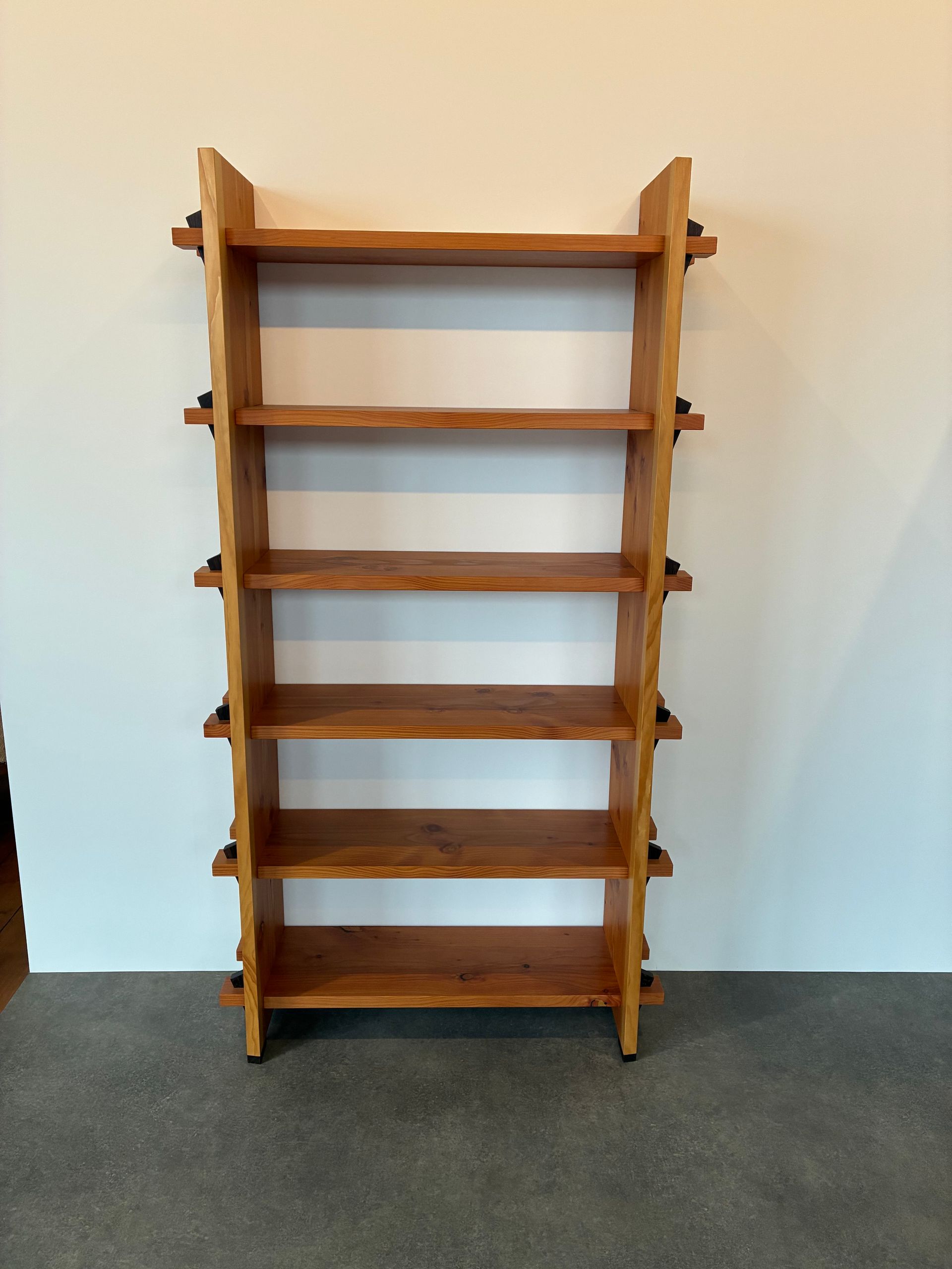 Open kast van douglas