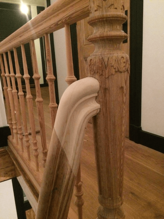 Hoofdbaluster en traphek met houtsnijwerk