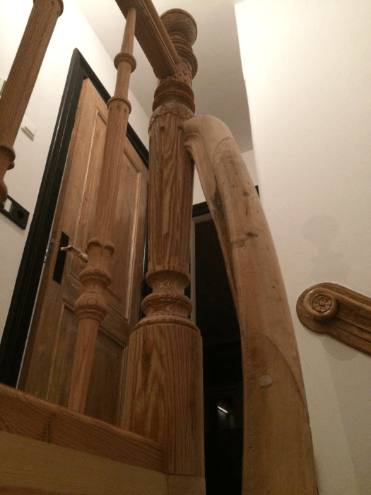 Hoofdbaluster en traphek met houtsnijwerk