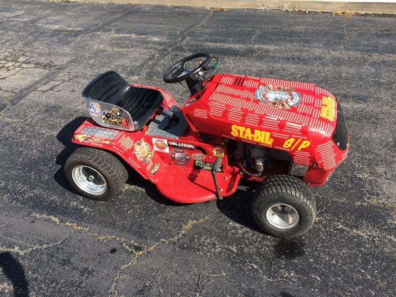 A red lawn mower with the word stahl on it