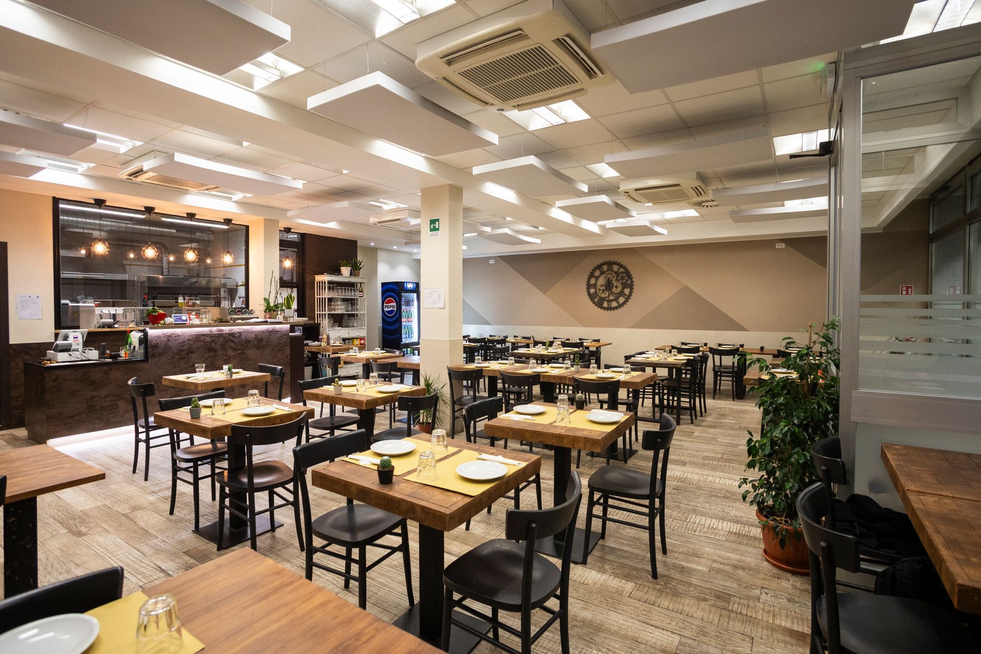 Una grande sala da pranzo piena di tavoli e sedie.