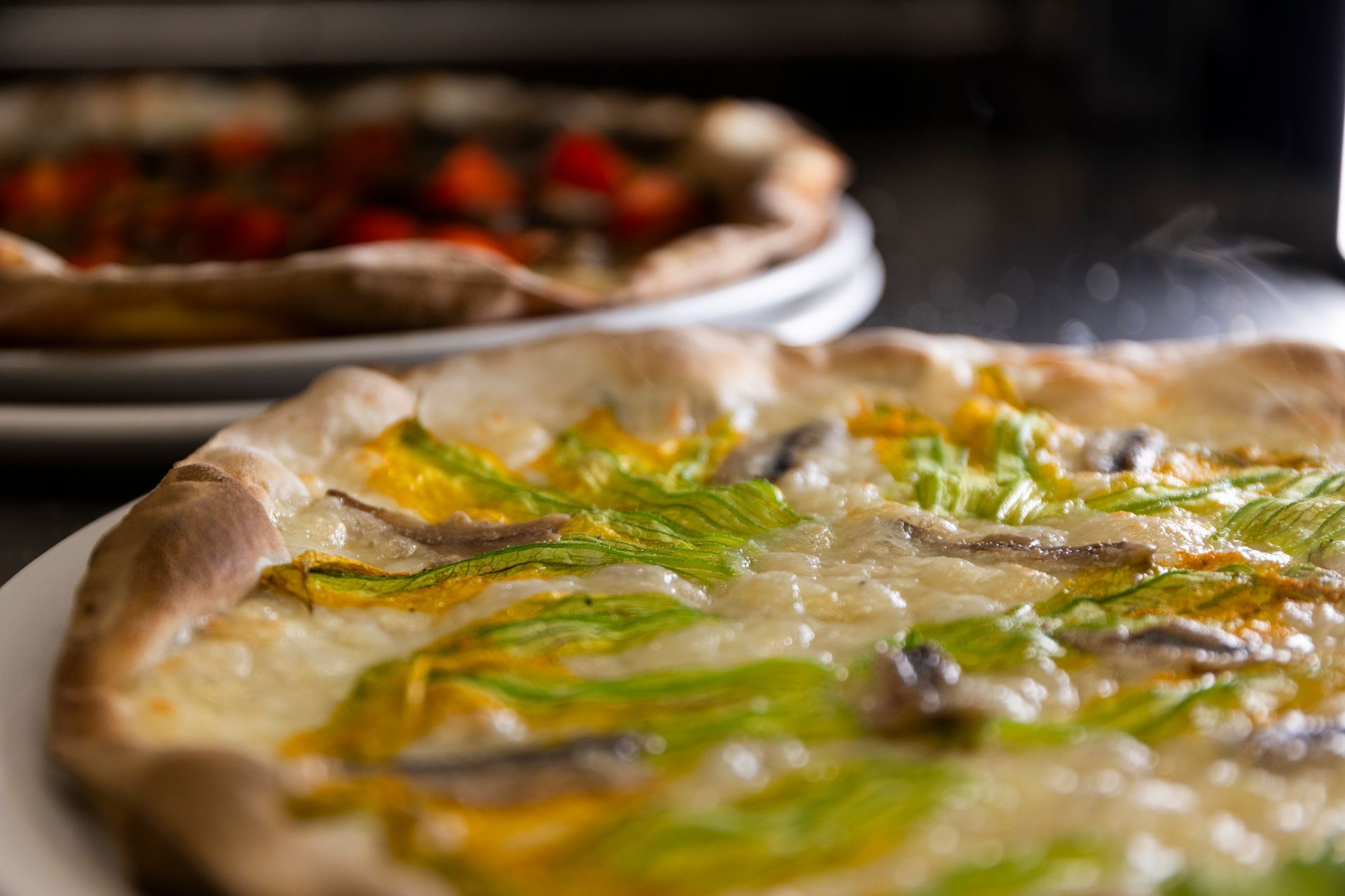 Un primo piano di una pizza su un piatto su un tavolo.