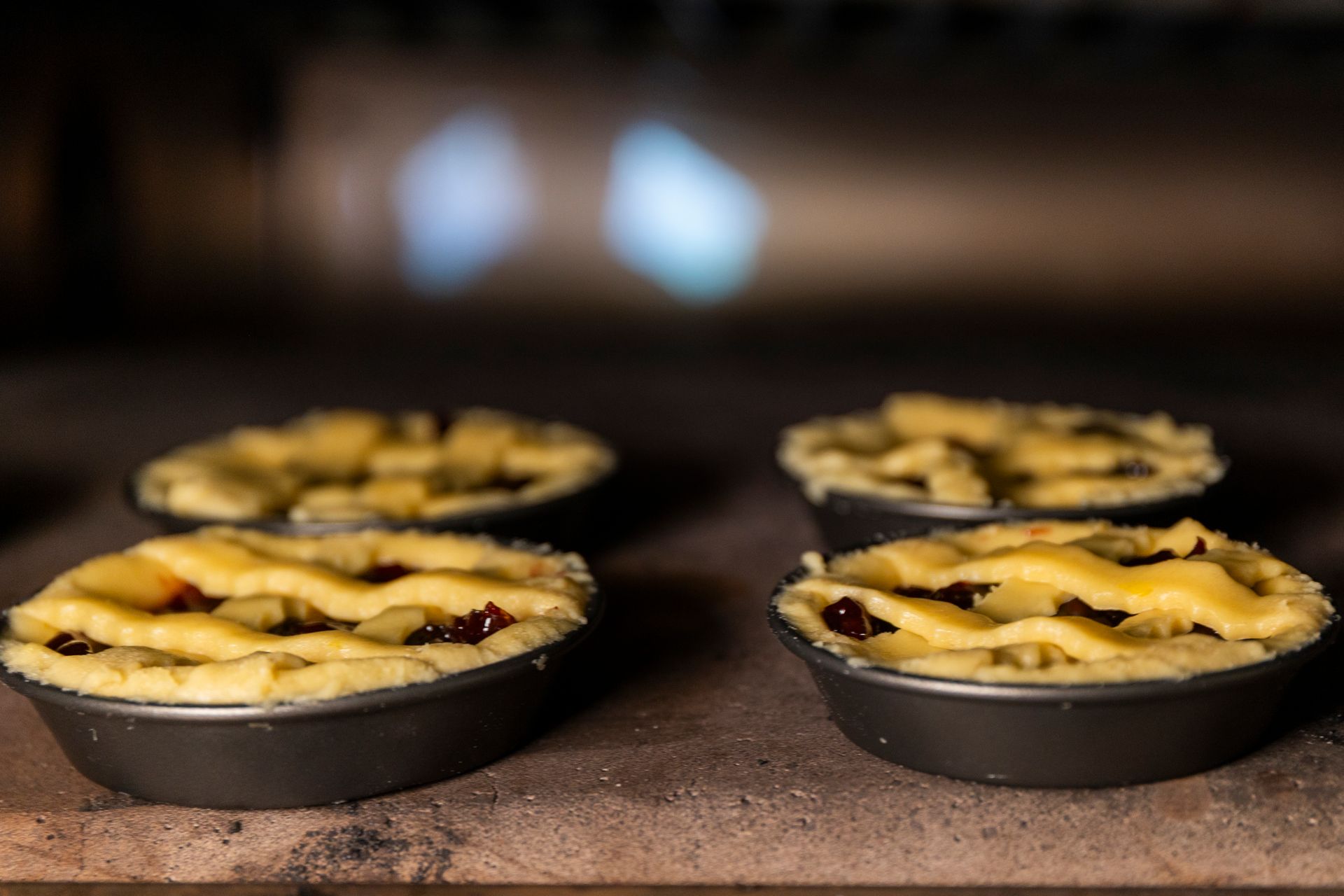Quattro mini torte vengono cotte in forno.