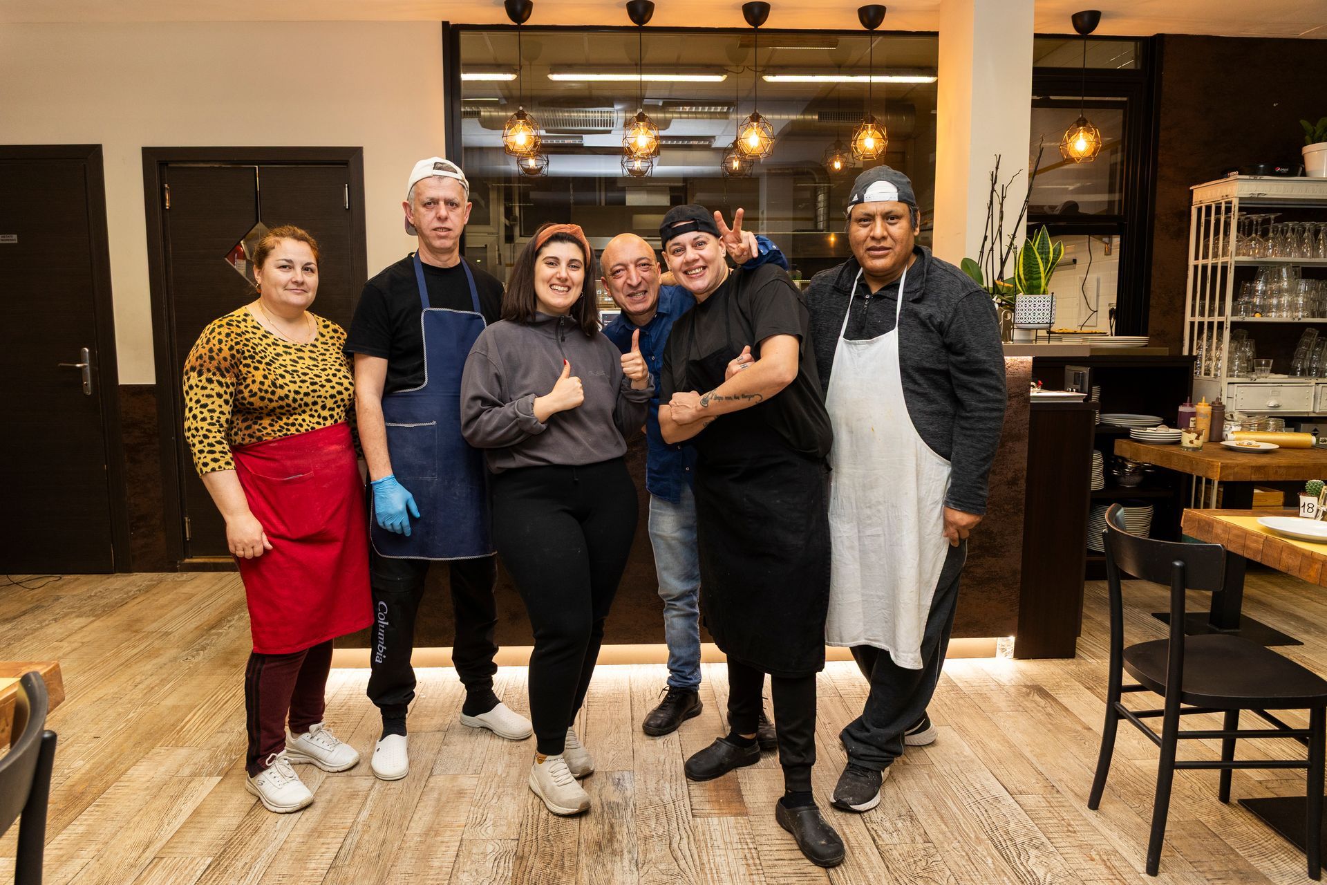 Un gruppo di persone posa per una foto in un ristorante.