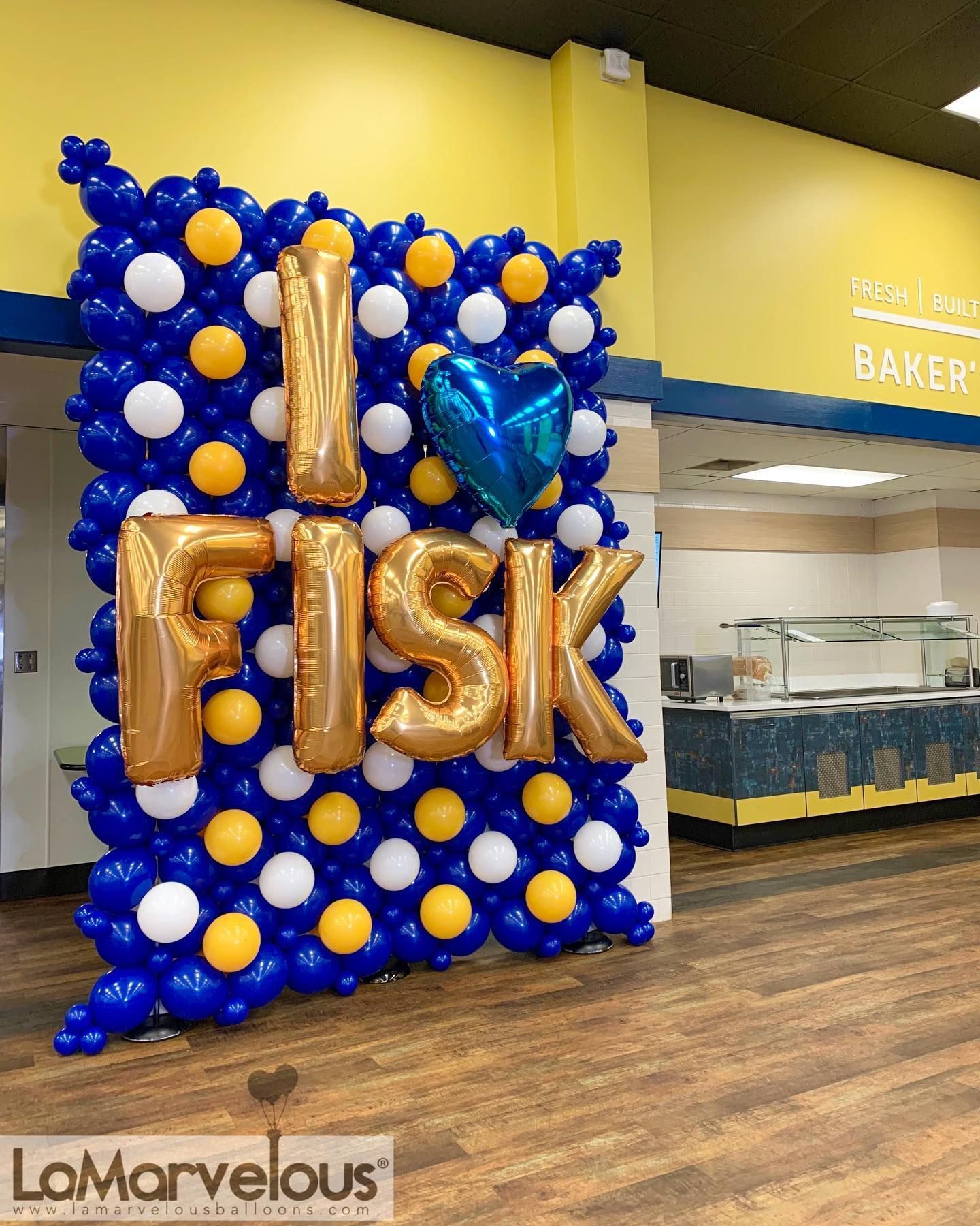A wall of balloons that says `` i love fisk ''