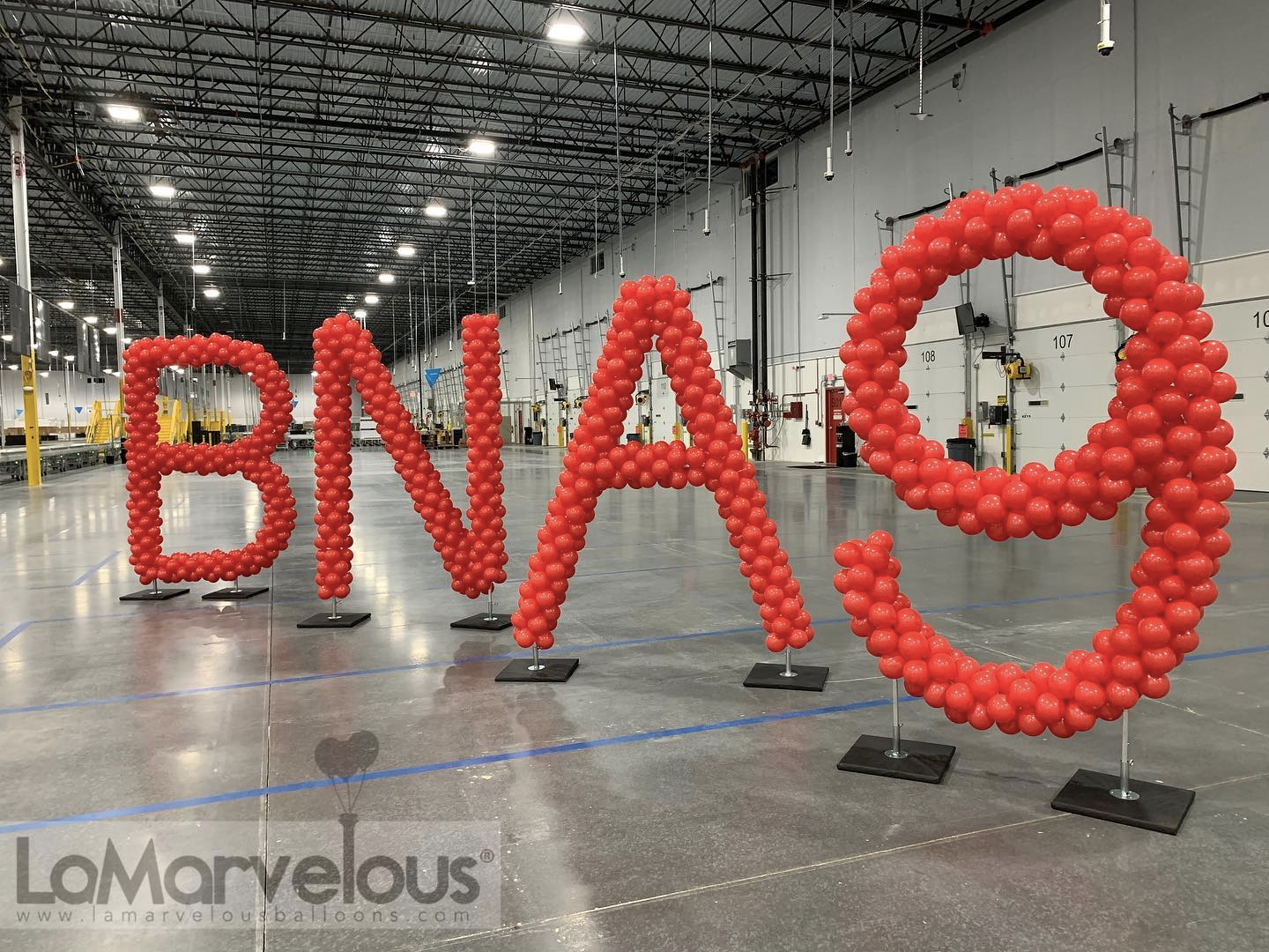 The word bna9 is made out of red balloons