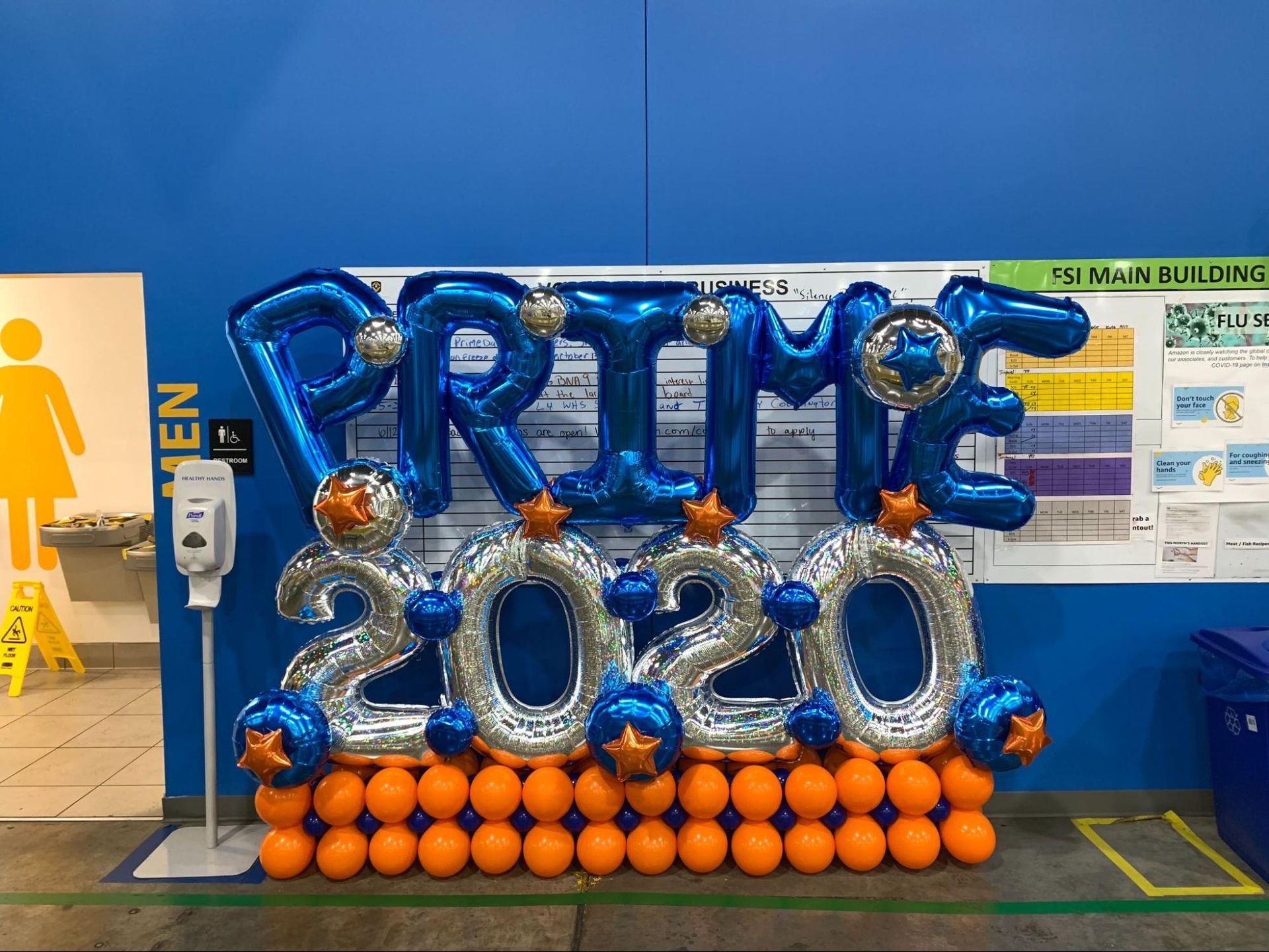 A sign made of balloons that says prime 2020