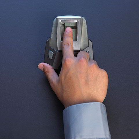 El dedo de una persona está presionando un botón en un dispositivo