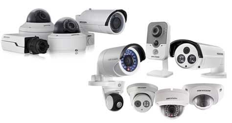 Hay muchos tipos diferentes de cámaras de seguridad sobre fondo blanco.