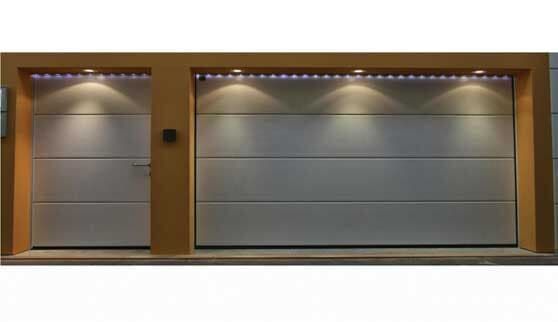 Una puerta de garaje con marco de madera y luces.
