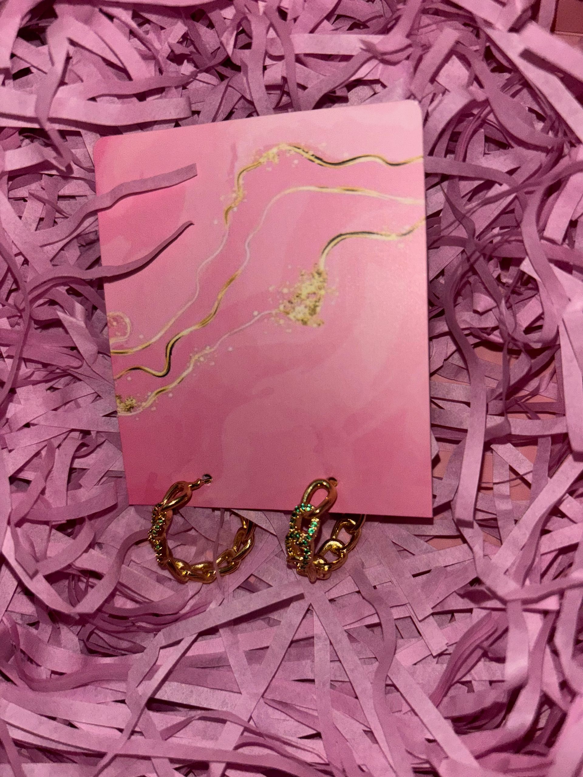 Gouden ringetjes met groene steentjes