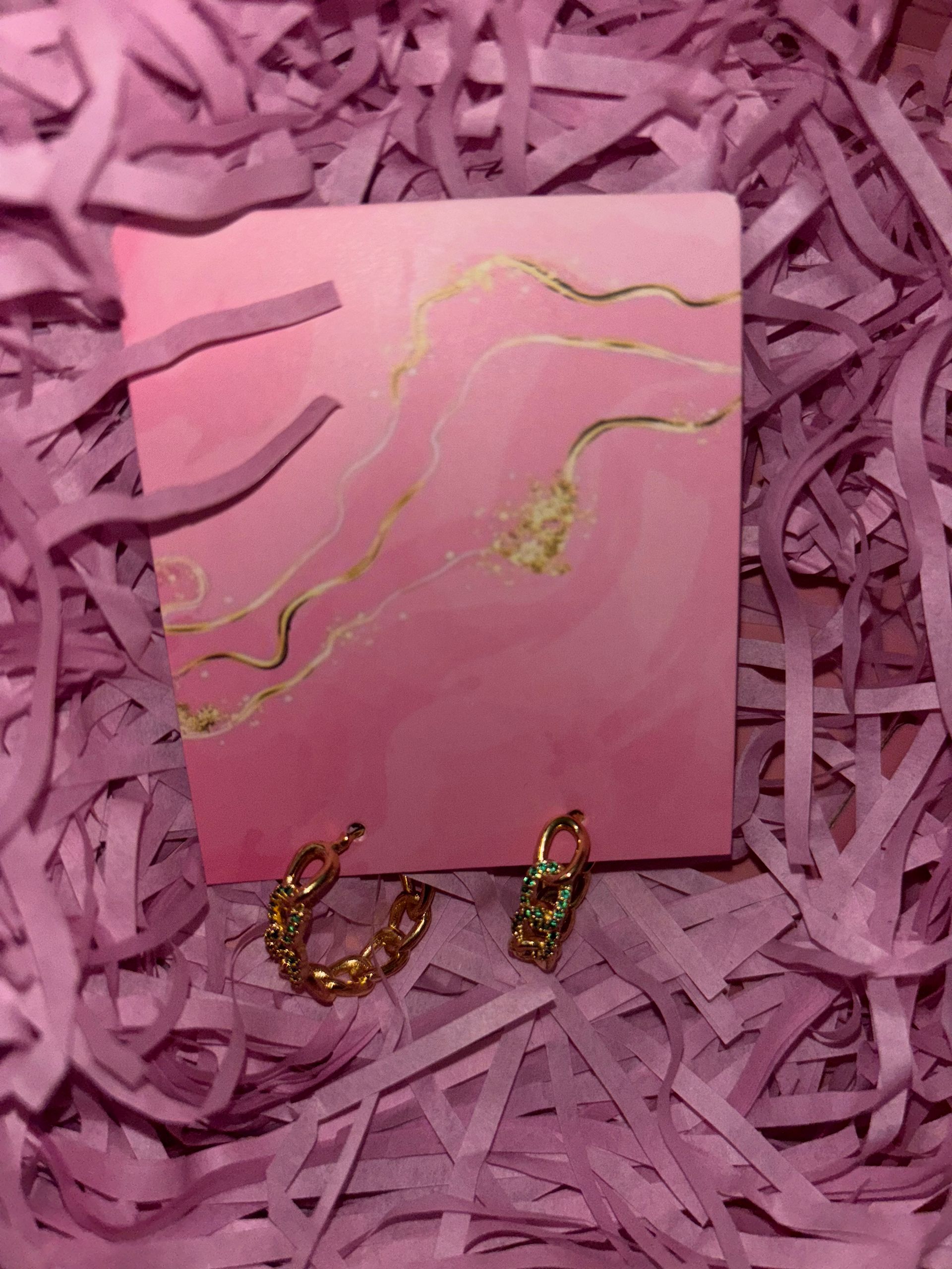 Gouden ringetjes met groene steentjes