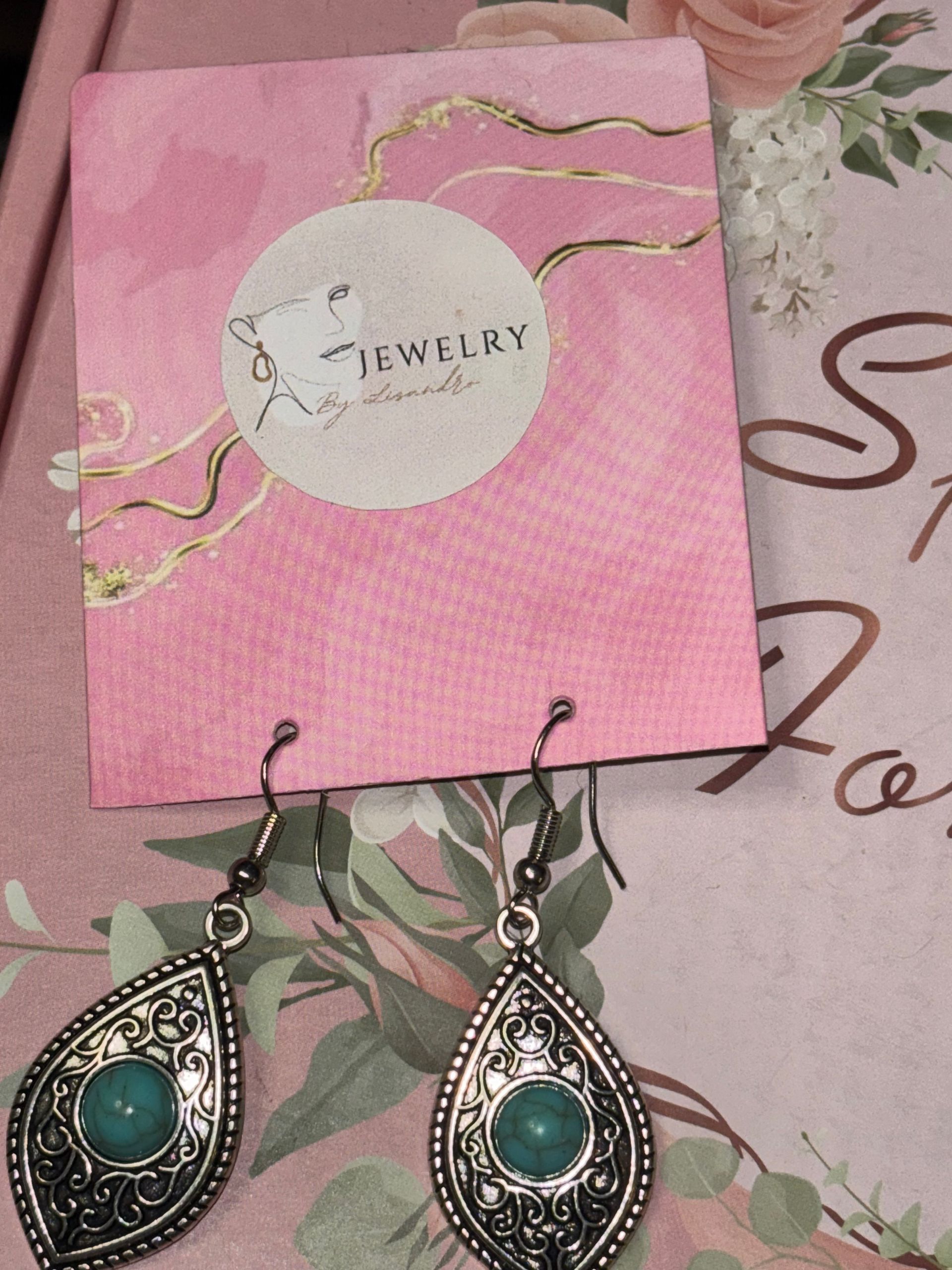 Mooie oorbel met een opvallend groene steen in het zilver