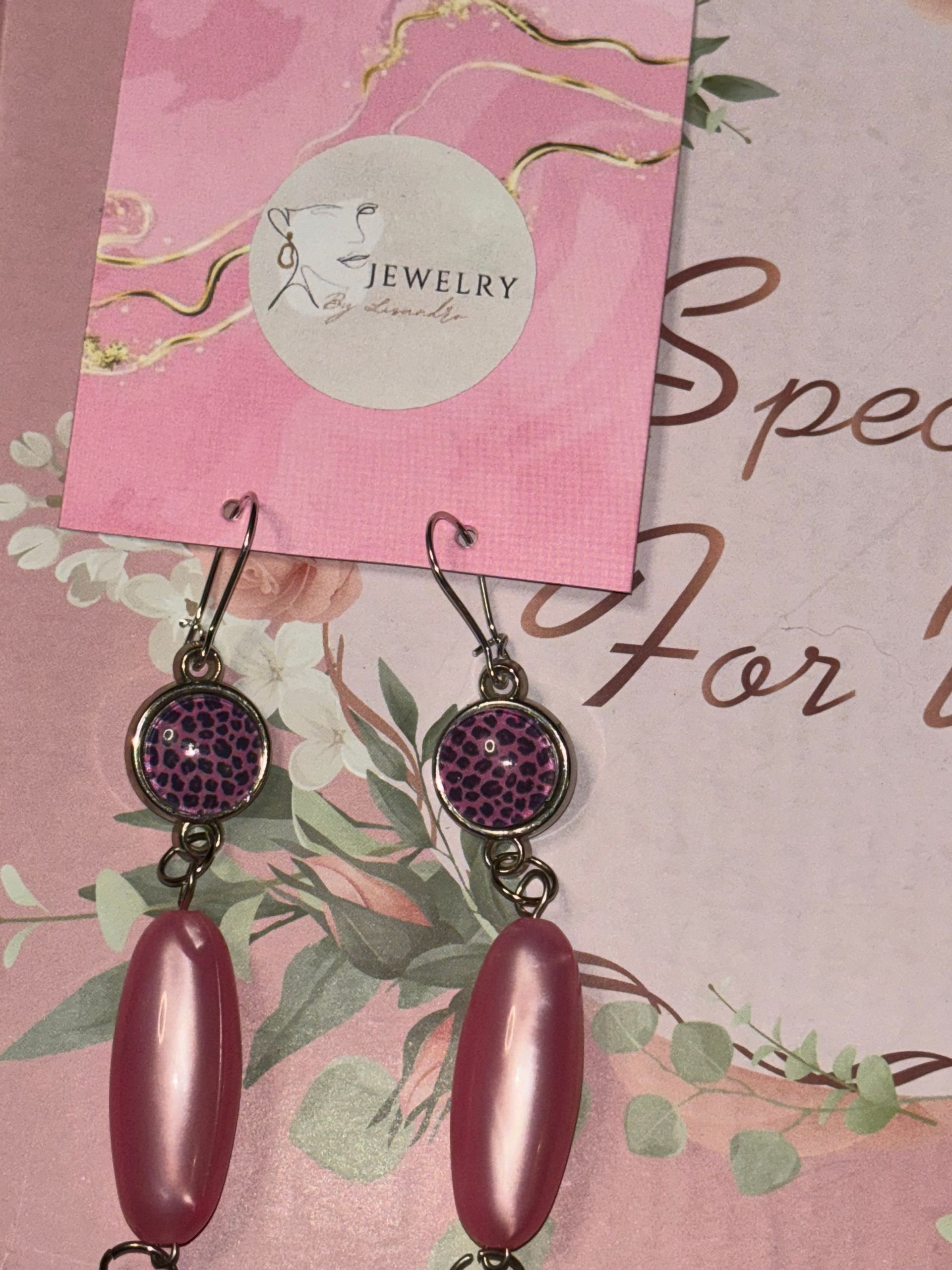 Lange oorbellen met een leuke kleurrijke steen erin