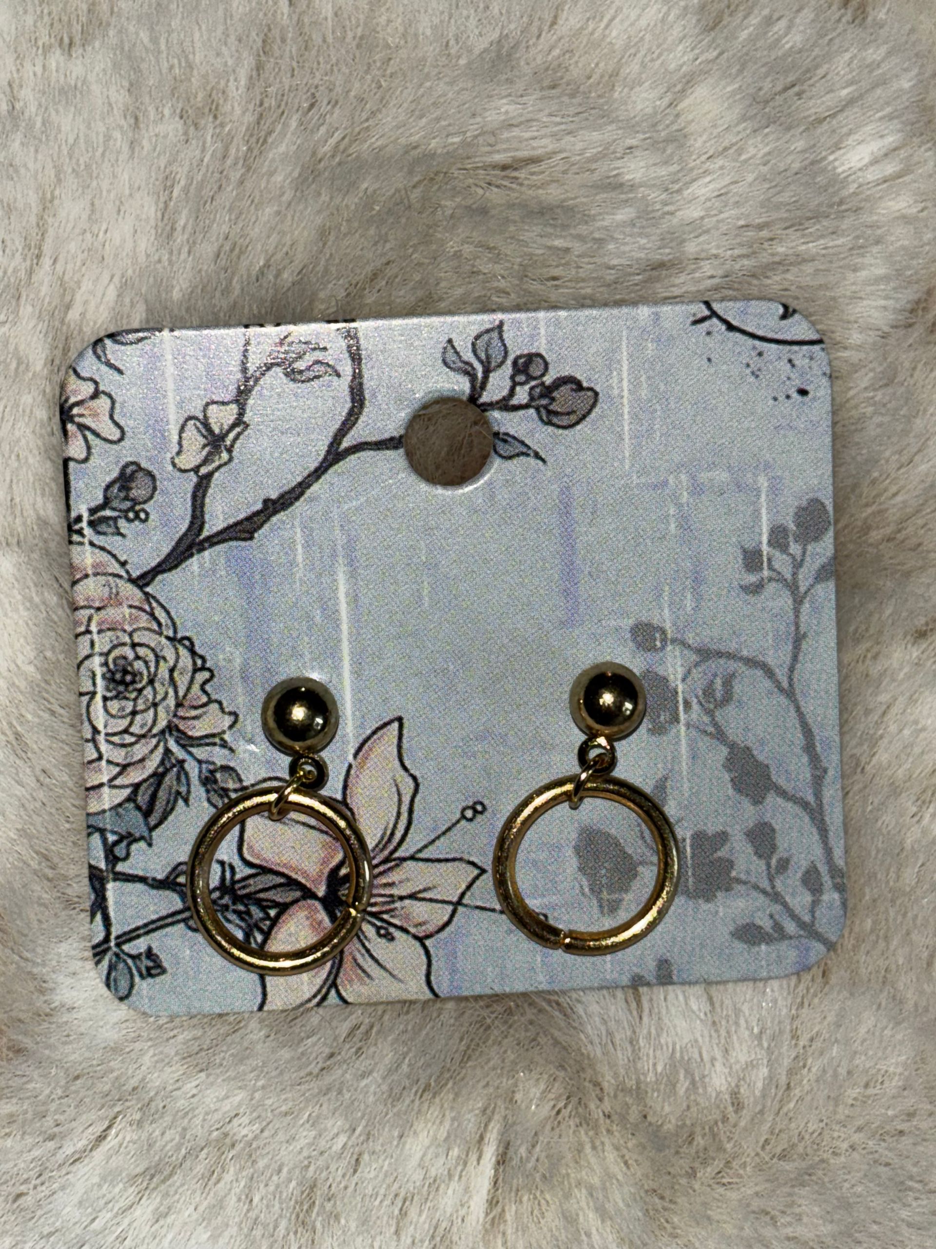 Oorbellen met een ring en bovenaan een elegant zwart steentje.