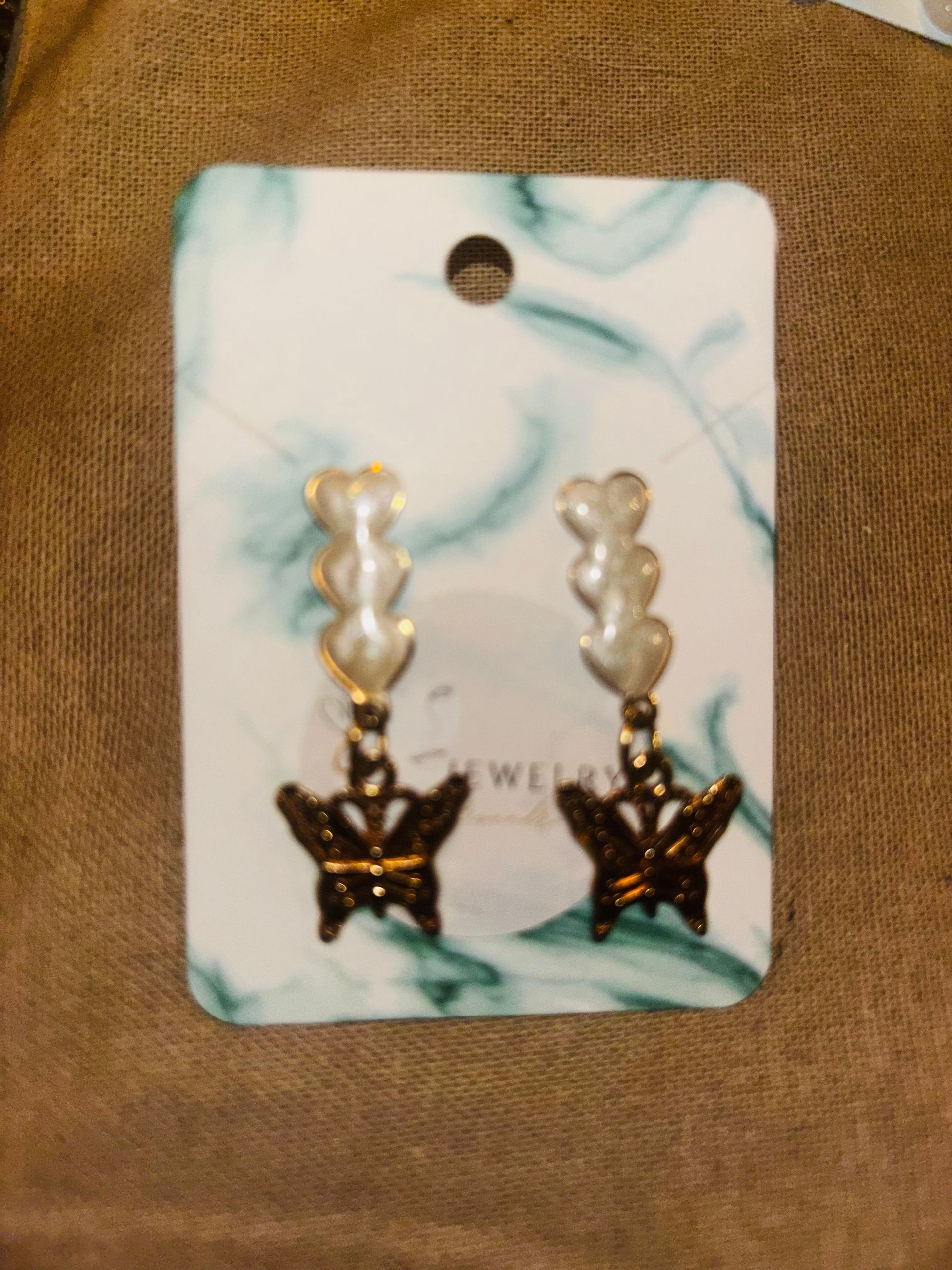 A31 oorbellen hartjes met een vlinder