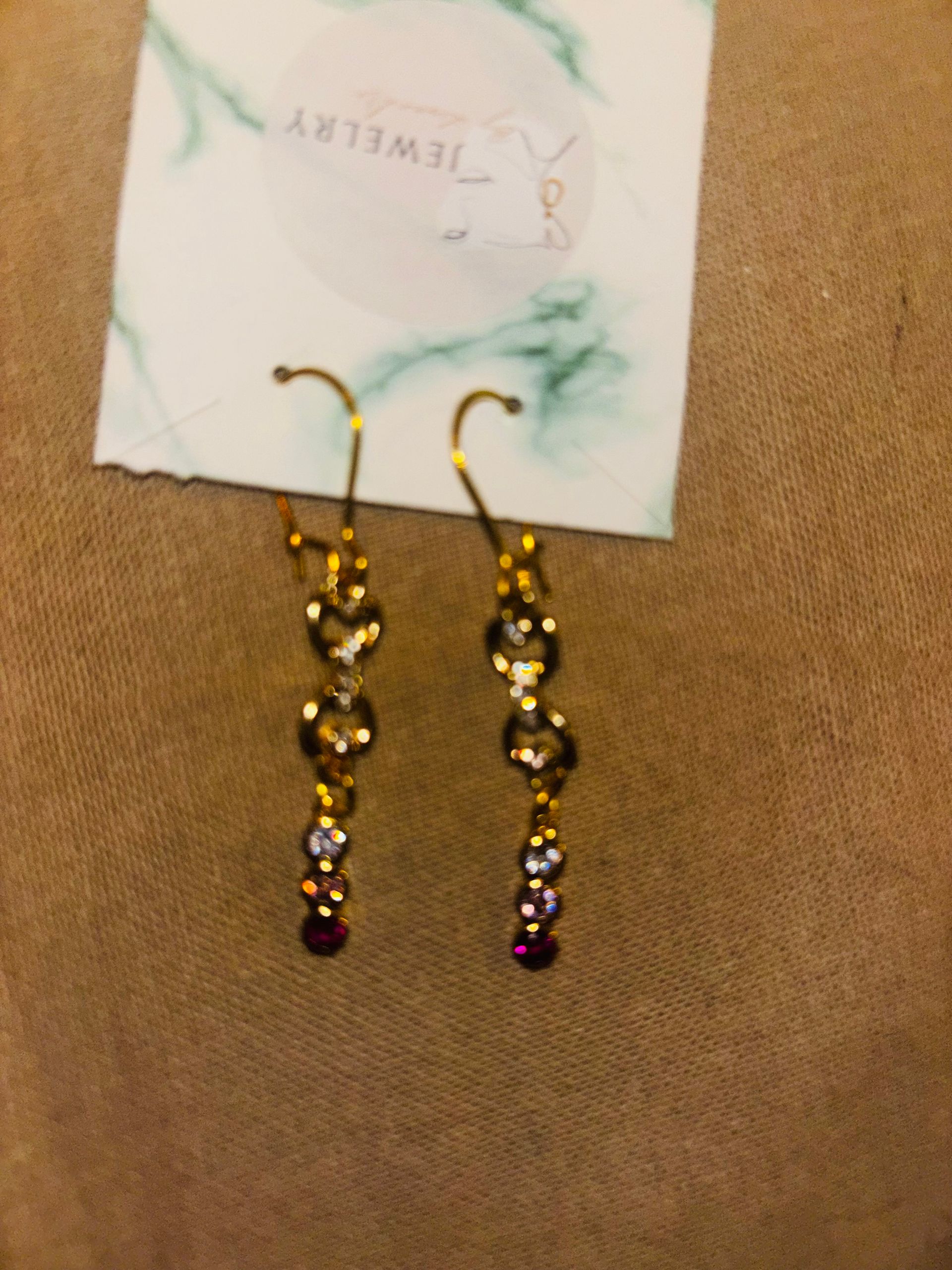 A18 hangers goud hartjes en drie kleurige steentjes