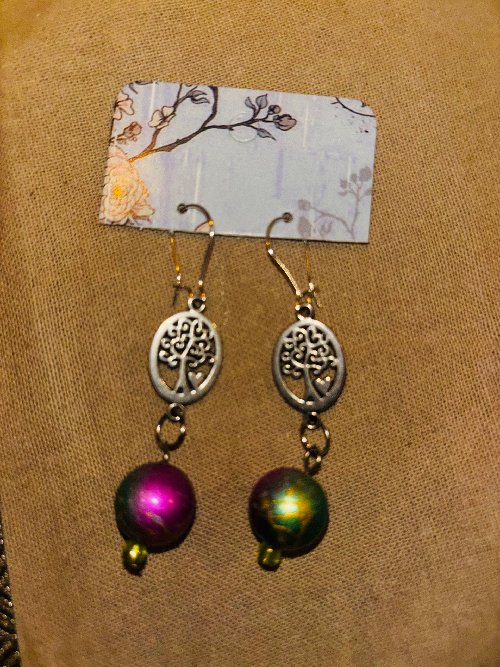 B8 zilverkleurige boom hanger met gekleurde balletjes