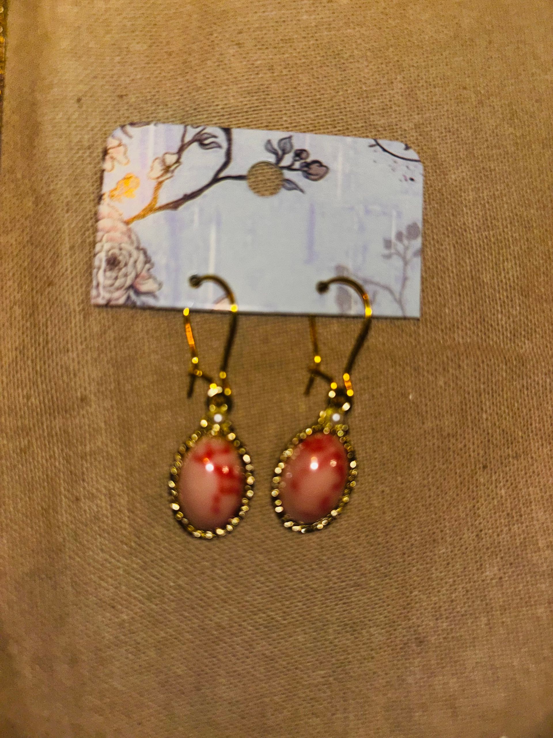 A2 goud kleur steen roze