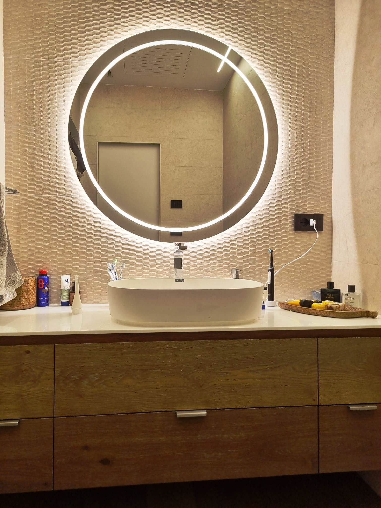 Bagno moderno con specchio 