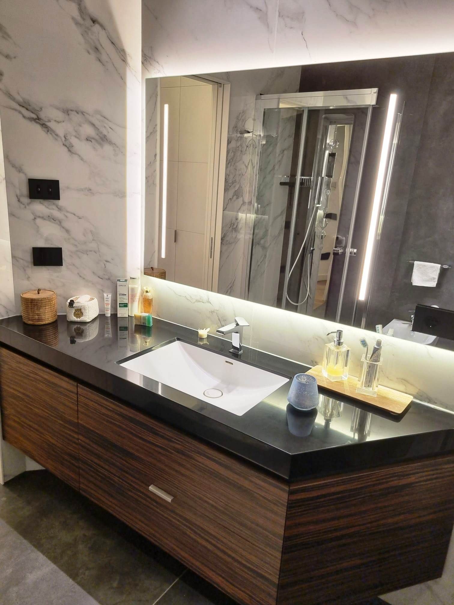 Bagno moderno con mobiletto