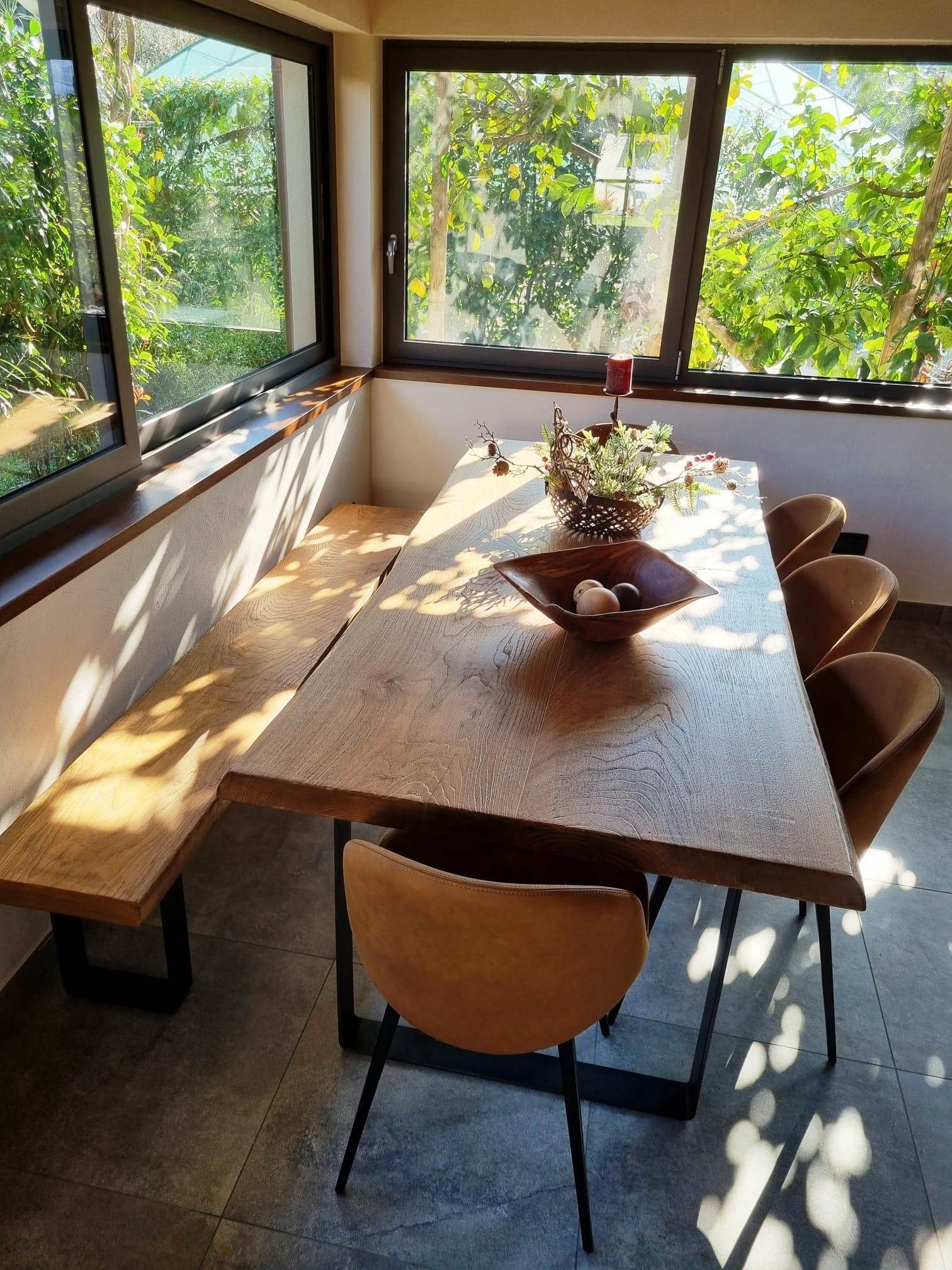 Zona pranzo con un lungo tavolo