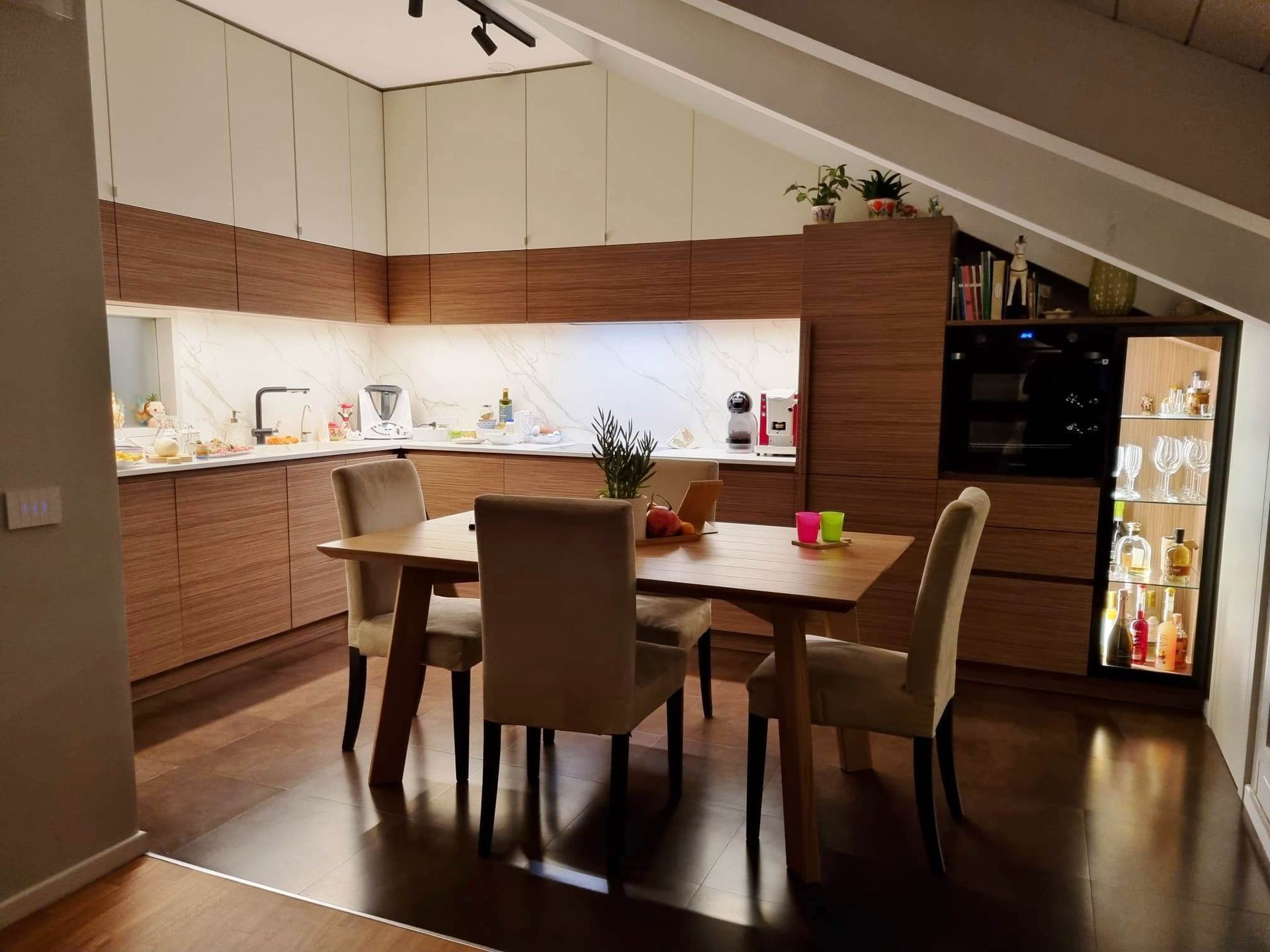 Cucina moderna e zona pranzo