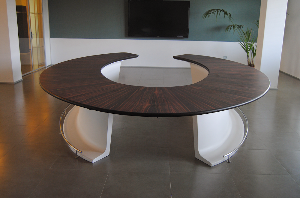 Grande tavolo rotondo moderno