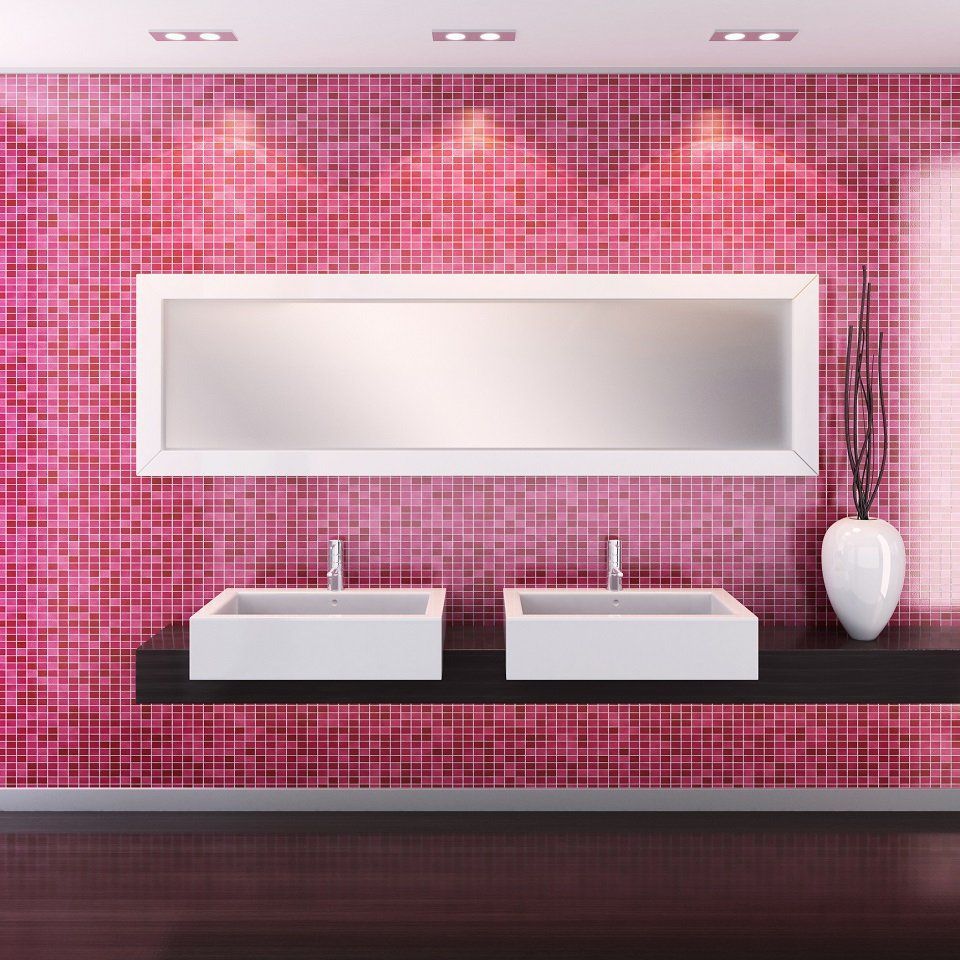 Bagno piastrellato rosa con lavandini