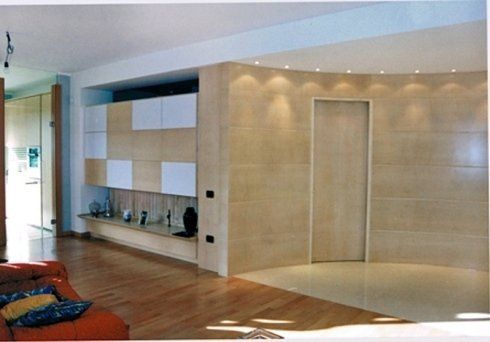 Parete in legno chiaro